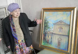 L'artista con uno dei suoi dipinti donati alla Città